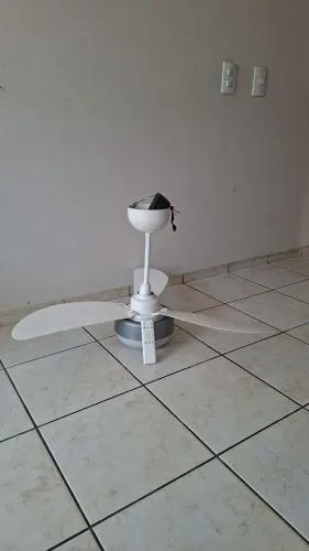 Ventilador de teto e luminária com controle remoto. 