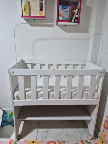 Vende -se berço e um bebê conforto