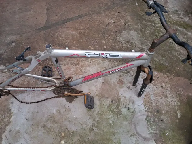 Quadro de bicicleta aro 26 em boas condições
