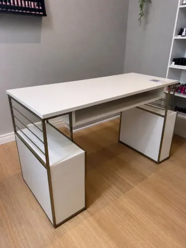 Mesa de Manicure Premium Branca com Estrutura Dourada