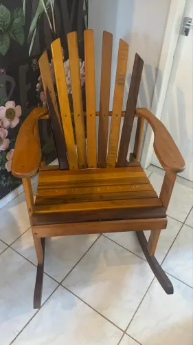 Cadeira de balanço em madeira de demolição - peça única