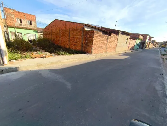 Vende-se terreno.