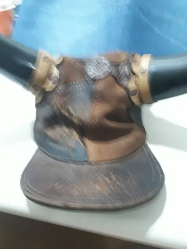 Chapéu de couro nordestino com chifres