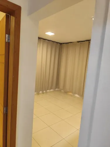 Apartamento de um quarto, sala, cozinha, área de serviço e banheiro na rua 3, centro
