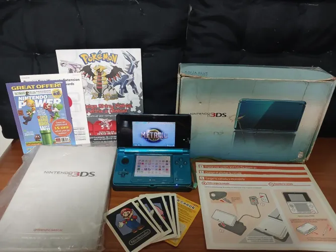 Nintendo 3DS Aqua Blue + Caixa com Manual, base de carga e encartes de época