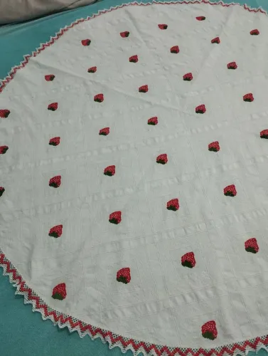Toalha de mesa redonda bordada com bico. 1,30cm de diâmetro