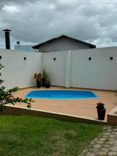 Alugo maravilhosa casa em Condomínio fechado na Glória. 3 quartos, quintal amplo, piscina