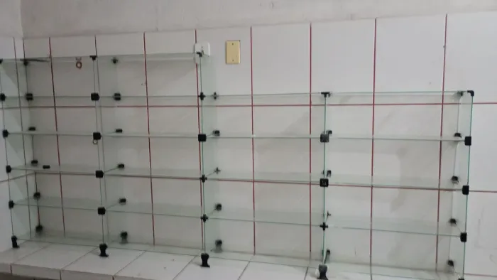 Estante de Vidro Modular, medindo 2,45 x 1,10. Com 18 nichos medindo 0,20x0,60x0,20 cm.