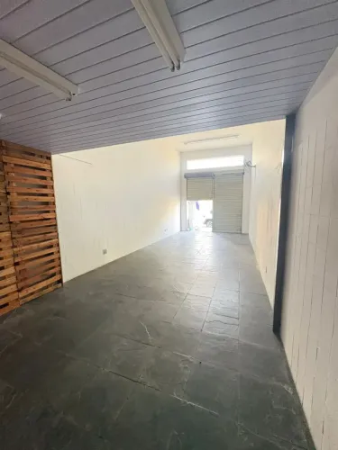Vila Clóris Loja com 01 banheiro e mezanino.  Aluguel : R$ 2.700,00  IPTU : R$ 135,00  Met