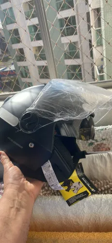 Capacete com óculos solar 