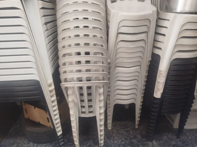 Mesa plástica com 4 cadeiras marca Goiânia