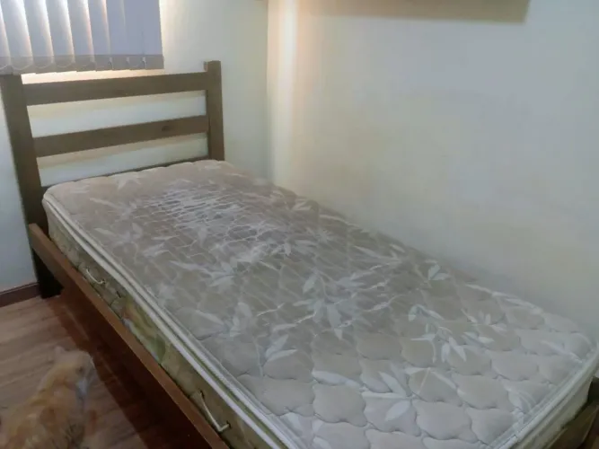 Cama de solteiro cerejeira com colchão de molas