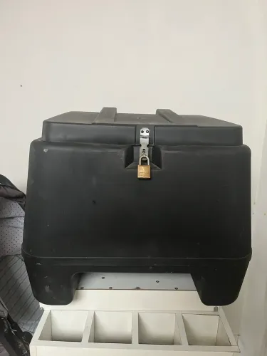 Vende-se baú de moto