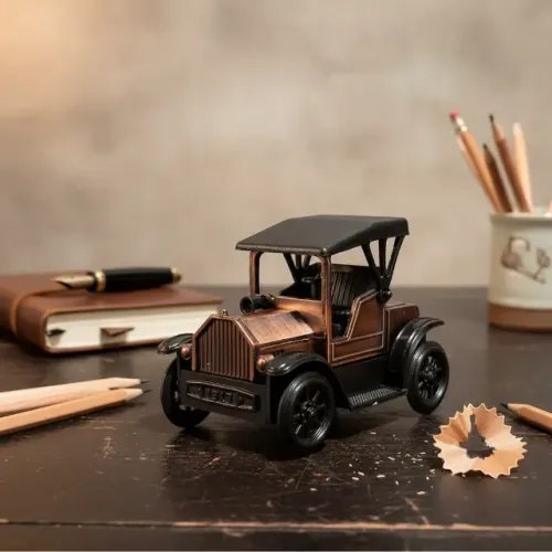 Apontador de mesa em formato Calhambeque Em Metal