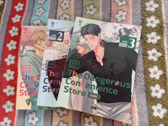 Manhwa volumes 1, 2 e 3 de The Dangerous Convenience store