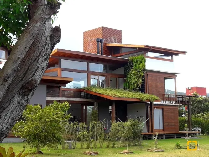 Casa à venda em condomínio fechado no Rio Tavares em Florianópolis SC
