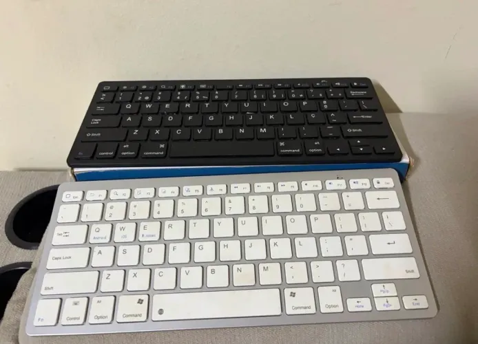 Kit 2 teclados+suporte praticamente novos