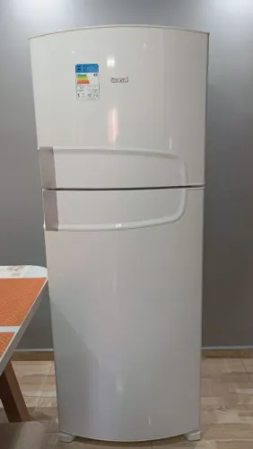 Vende-se uma Geladeira
