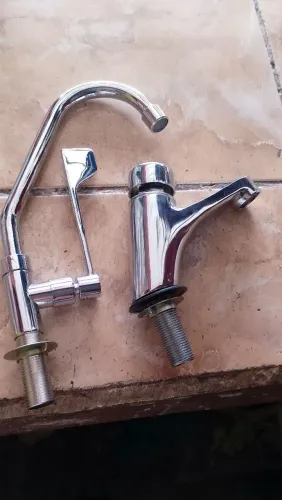 Torneiras e duchas de metal 