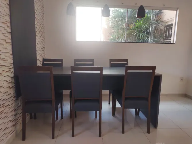 Cadeiras para mesa de jantar em madeira e couro 