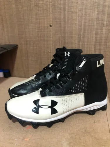 Chuteira under armour campo preto e branco 40/41