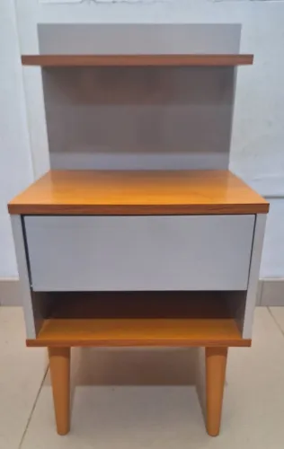 Mesa de cabeceira com gaveta. Perfeito estado