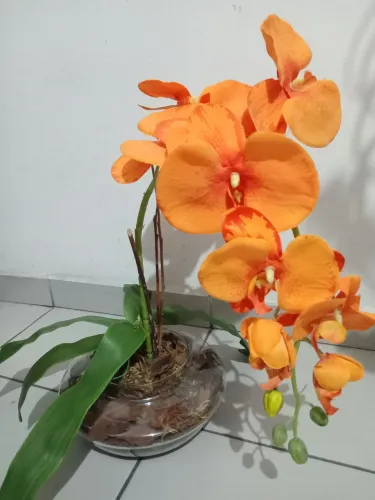 Arranjo orquidea artificial laranja vaso de vidro