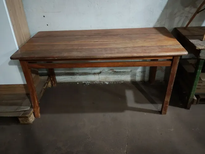 Mesa de madeira maciça super conservada.....Com entrega grátis para Ribeirão preto sp...