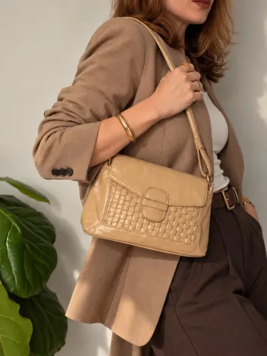 Bolsa Bege de Ombro Detalhe Matelassê - Nova