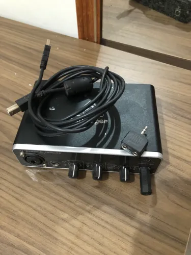 INTERFACE DE AUDIO BEHRINGER (1 adpatador pra 2 fones de brinde)