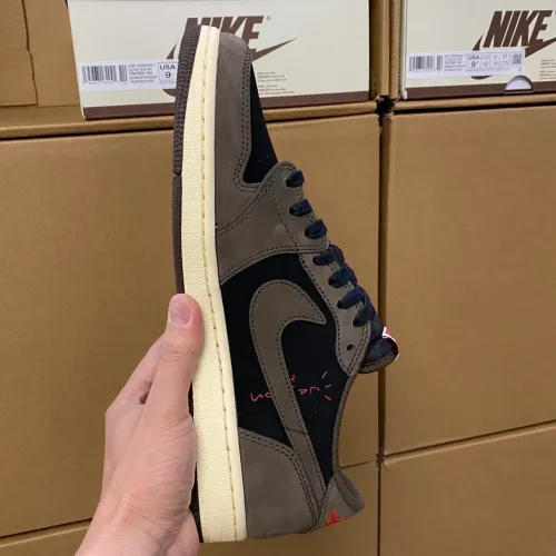 ? TRAVIS SCOTT x AIR JORDAN 1 LOW ?MOCHA? 