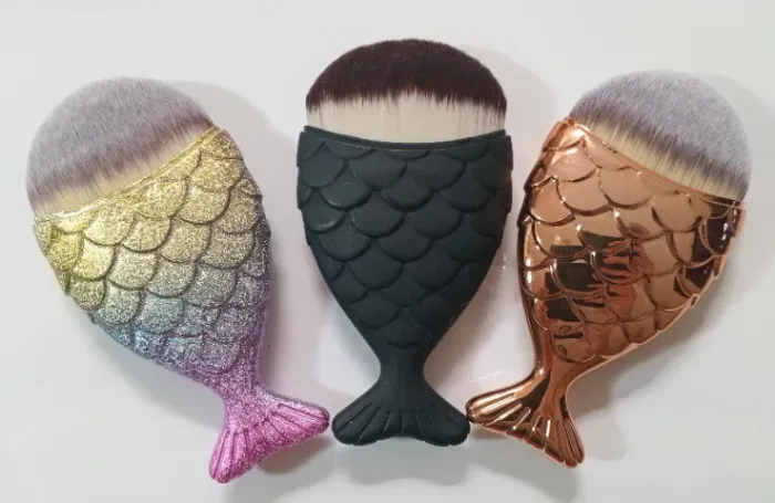 3 pinceis para maquiagem cauda sereia peixinho acabamento arco íris, preto e cobre
