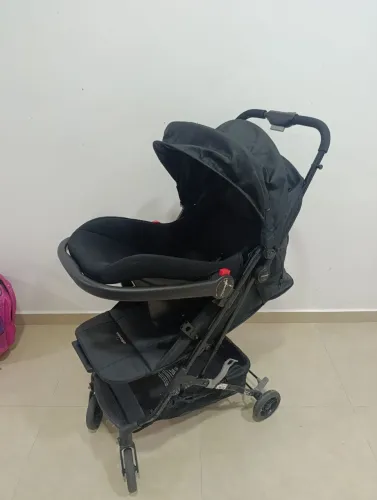 Carrinho de bebê, estilo mala. Acompanha bebê conforto.