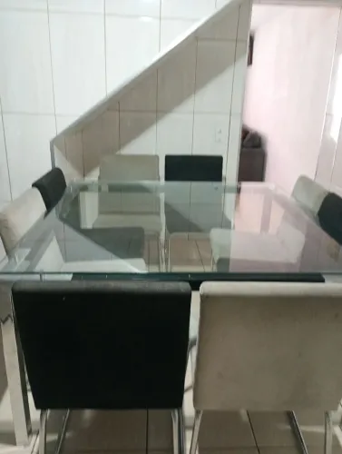 Mesa com tampo de vidro com 8 cadeiras estofaddas