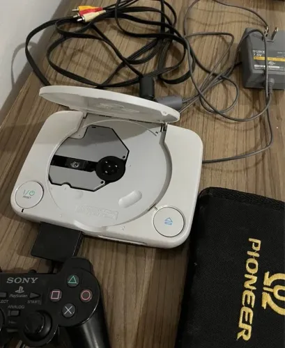 Playstation 1 slim acompanha controles e alguns jogos