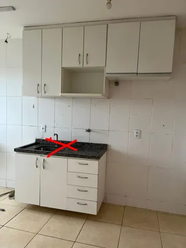 Armários de cozinha e banheiro, sem a pia, vaso e a cuba.