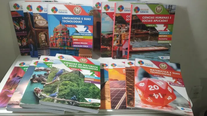 Livros do 2° ano Ensino médio da Editora Saberes.