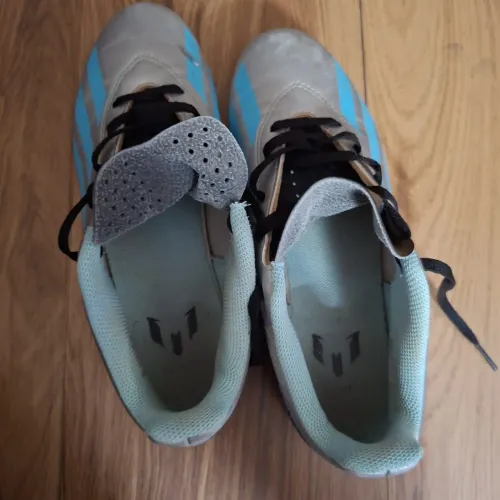 Chuteira Adidas Messi (Prateada / Azul)