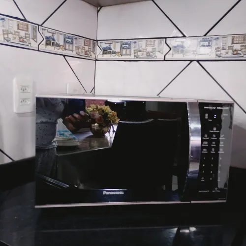 MICROONDAS PANASONIC 27 LITROS FRENTE ESPELHADA PRATA POR FORA AÇO INOX ALTO LIMPANTE