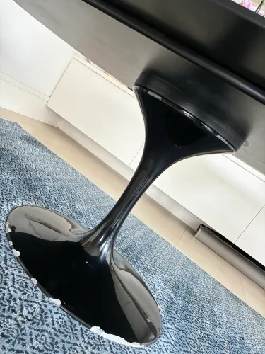 Mesa em vidro preta Oval pé tipo saarinen preto