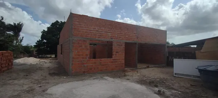 Terreno com casa ampla em construção? excelente localização, pronto para morar e trabalhar