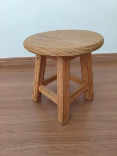 Vende-se banquinho de madeira infantil