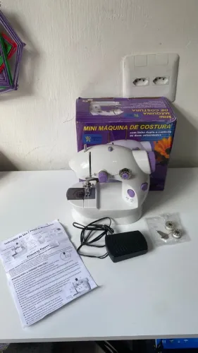 Mini máquina de costura compacta e prática