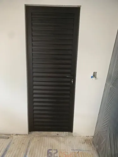 Vendo 1 Par De Portas Alumino Palheta Ventilada Preta 210x80cm