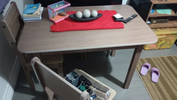 Vende-se mesa de 04 cadeiras 