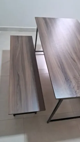 Mesa com bancos