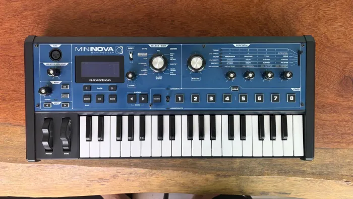 Mini nova Novation Sintetizador