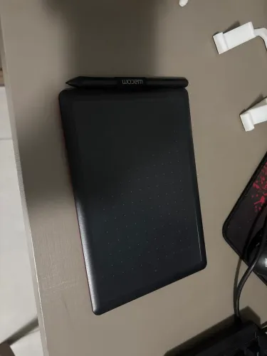 Mesa Digitalizadora One By Wacom CTL472, Pequena, Cor Preto e Vermelho