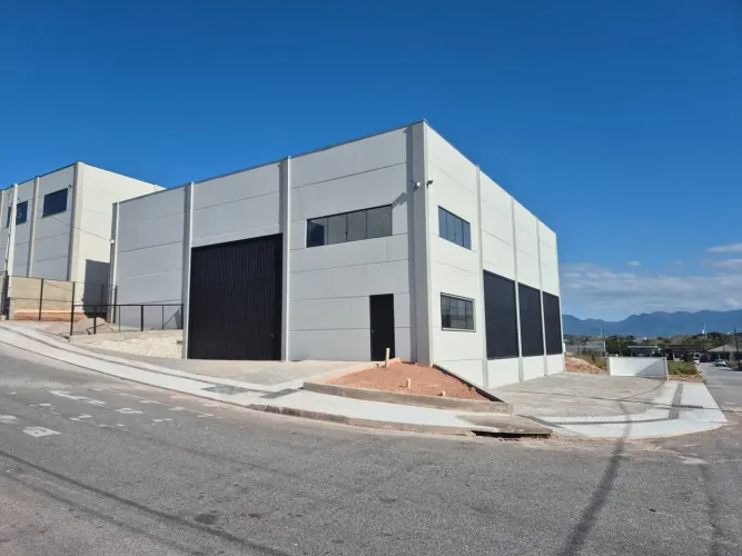 Galpão para Locação em São José/SC | 489 m² | 3 Docas | Pé-Direito de 7 m · Ref. 225