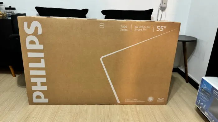 Smart TV 55" 4K Philips 55PUG7300/78 UHD Titan OS<br>Pixel Precise Comando de Voz Preta